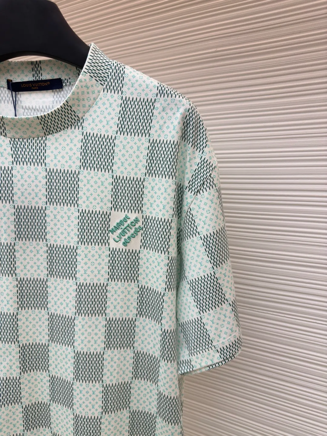 LOUIS VUITTON green checkerboard print short sleeves ●Authentic product: purchased and developed for 7300 ●Item number: 1680298-A35 ●Fabric: cotton fabric ●Technology: jacquard production ●Version: fitted version ●Weight: about 210 grams ●Size: XS-S-M-L ●Description: Made of cotton jersey fabric, chest Marque L Uuitton deposee Embroidery, simple letter pattern embellishment on the chest, the letter size spacing effect is consistent. Using linen embroidery thread combined with encrypted processing, the embroidery body has a subtle matte visual texture; the embroidery effect is three-dimensional and full. The smaller the embroidery, the more sophisticated and demanding it is. The embroidery thread is made of imported material, which is more flexible and glossy than ordinary embroidery thread; the stitches are clear and smooth, and have a three-dimensional texture effect. The whole-piece positioning quilting process is a delicate and complex technology. During the cutting process, it is necessary to ensure that the pattern or texture of each piece can perfectly match the other pieces. Through floral tailoring, the checkerboard pattern of ready-made garments appears neatly arranged. Straight round neck style, same style for men and women!